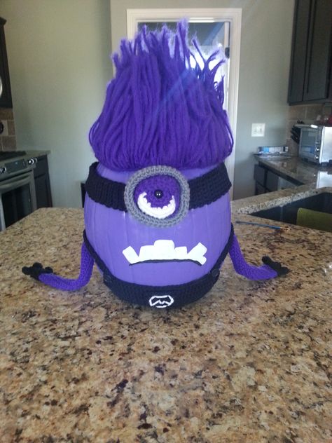 My "Despicable Me 2" Evil Purple Minion Pumpkin!! Purple Minion Pumpkin, Minion Pumpkin Painting, Minion Pumpkin Stencil, Pumpkin Carving Stencils Easy, Minion Pumpkin Carving, Minion Painting, Pumpkin Diorama, Minion Decorations, Purple Minion