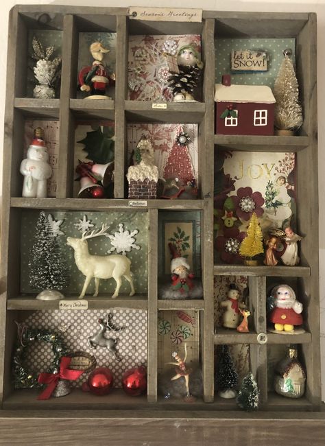 Christmas Knick Knacks, Displaying Miniatures, Diy Christmas Shadow Box Ideas, Christmas Niche Decor, Vintage Christmas Display Ideas, Thriftmas Ideas, Christmas Cloche Ideas, Christmas Miniatures, Diy Christmas Shadow Box