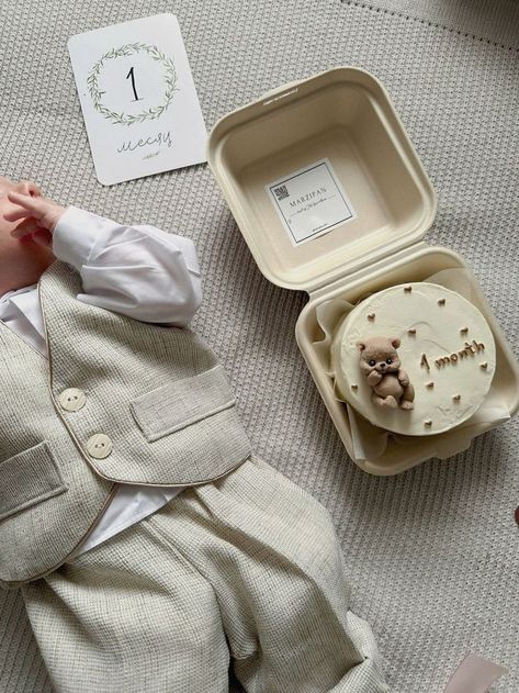 Newborn Cake, Baby Boy Birthday Cake, 1 Month Baby, Baby Boy Newborn Photography, Baby Milestones Pictures, Baby Announcement Pictures, Baby Shower Deco, Newborn Mom, Newborn Baby Photoshoot