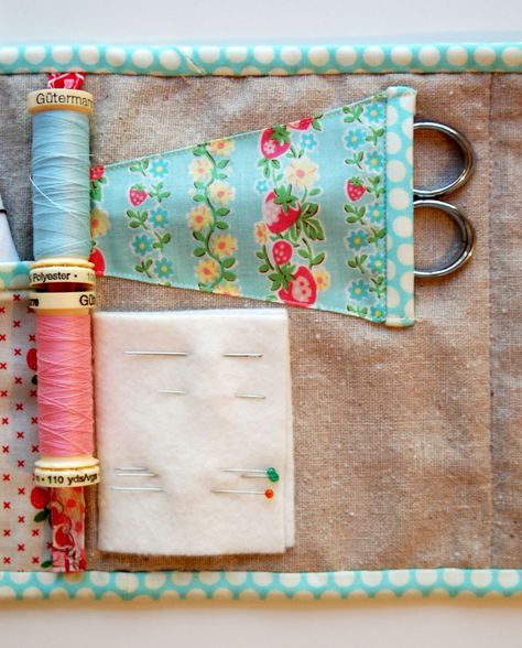 How To Make A Travel Sewing Kit Sewing Kit Tutorial, Sewing Kit Pattern, Travel Sewing Kit, Travel Sewing, Patchwork Sewing, Needle Books, Sewing Kits, Sewing Tutorials Free, Needle Cases