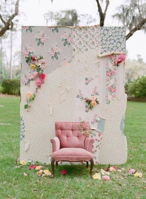 31 DIY Outdoor Photo Booth Ideas From Pinterest – SheKnows Outdoor Photo Booths, Decor Photobooth, Diy Fotokabine, Diy Wedding Photo Booth, Diy Photo Booth Backdrop, Diy Photo Backdrop, Booth Backdrops, Backdrop Diy, Rustic Farm Wedding