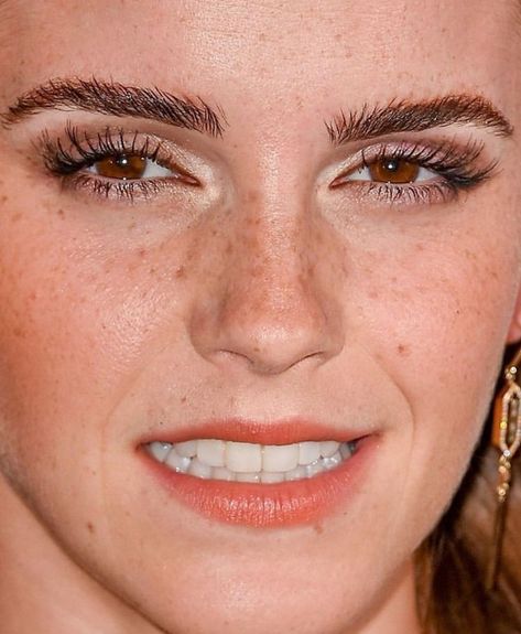 Unflattering Photos, Makeup Up Close, Celeb Makeup, Emma Watson Belle, Bad Skin, Emma Watson Style, Acne Makeup, Brown Hair Brown Eyes, Celebrity Faces