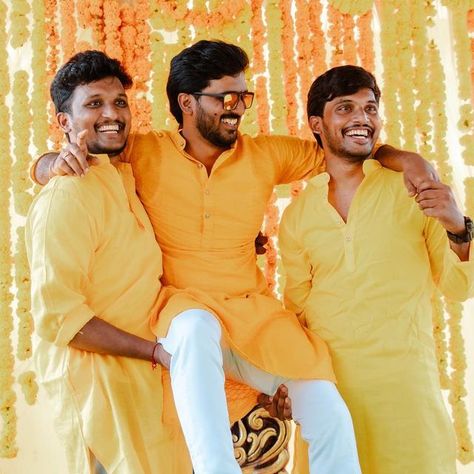 Wedding Pose For Men, Haldi Ceremony Boys Stills, Haldi Ceremony Boy Photography, Haldi Ceremony Groom Poses, Mehndi Poses For Groom, Haldi Ideas For Groom, Haldi Ceremony Boy, Boys Haldi Photoshoot, Haldi Photography Ideas For Groom