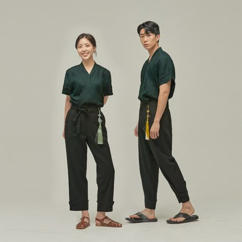 Restaurant Staff Uniform Ideas, Waiter Uniform Modern, Hotelier Uniform, Barista Uniform Coffee Shop, Casual Restaurant Outfit, Waiters Uniform Ideas, Hotel Uniform Design, Hotel Staff Uniform, Kitsune Logo