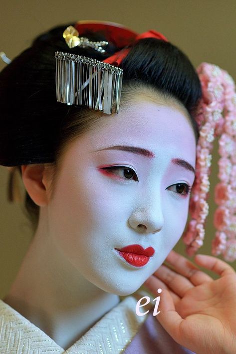 Geisha Makeup, Kyoto Japan Travel, Memoirs Of A Geisha, Turning Japanese, Geisha Art, Martial Arts Styles, Japanese Makeup, Chinese Martial Arts, Japanese Geisha