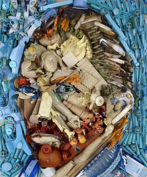 Van Gogh portrait Waste Art, Recycled Art Projects, Trash Art, Arte Van Gogh, Sustainable Art, Artistic Installation, Plastic Art, Toy Art, Recycled Art