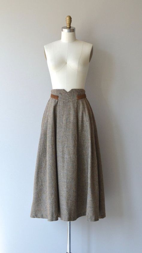 Classic 1970s brown tweed wool skirt with excessive notchd waist trimm  #vintageskirt Fashion 60s, 70s Skirt, Retro Pin Up, Brown Tweed, Brown Velvet, Sewing Skirts, Wool Skirt, 1940s Fashion, A Skirt