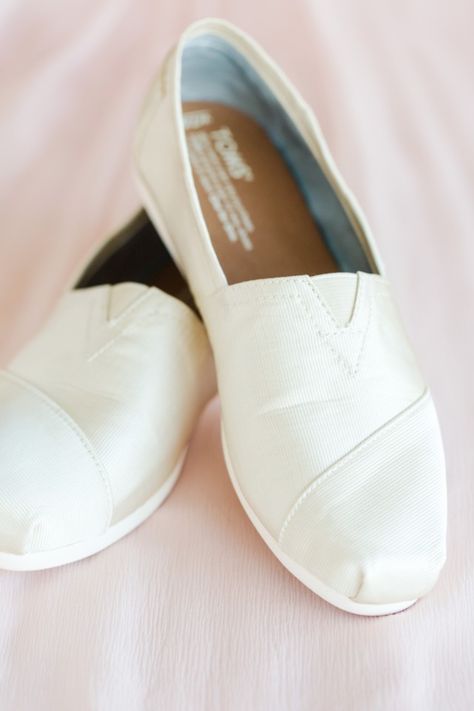 Comfy Wedding Shoes Winter, White Toms Outfit, Simple Wedding Shoes, Toms Wedding Shoes, Wedding Toms, Comfy Wedding Shoes, Toms Shoes Outfits, White Toms, Beautiful Wedding Shoes