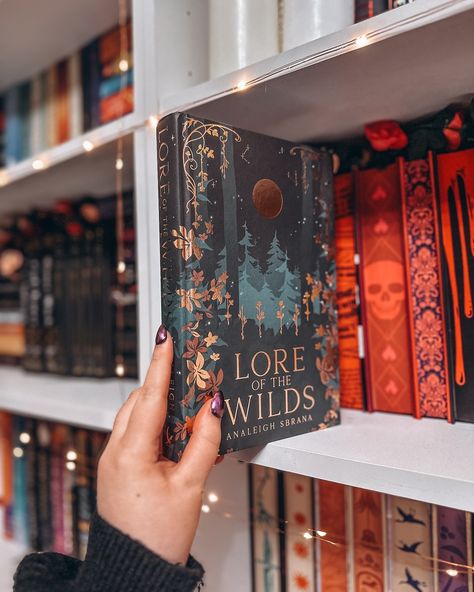 What’s the last book you read featuring fae? One I’ve read recently is Lore of the Wilds by Analeigh Sbrana. If you love dark fae tales with a side of cosiness, love triangles and enchanted libraries you’ll adore this book! Had the pleasure of chatting with @literaryxqueen and it was so lovely to hear how Lore of the Wilds came to be! It always gives me a lil extra appreciation for a book learning how much went into it. 🥹 #bookstagram #bookstagramuk #bookish #booksbooksbooks #booktography #... Dark Fae, Fall Books, Love Dark, Fantasy Books To Read, The Wilds, Beautiful Book Covers, Dream Book, Reading Romance, Book Suggestions