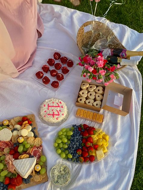 #aesthetic #picnic #picnicaesthetic #fieldpicnic #pinkpicnic #birthday #birthdaypicnic #17birthday Bday Picnic Aesthetic, Picnic Bday Party Ideas Aesthetic, Pinic Romantico Aesthetic, Picnic Birthday Party Aesthetic, Birthday Picnic, Picnic Birthday Party Aesthetic Beach, Park Picnic Aesthetic Friends, Pinterest Picnic Aesthetic, Romantic Date Night Ideas