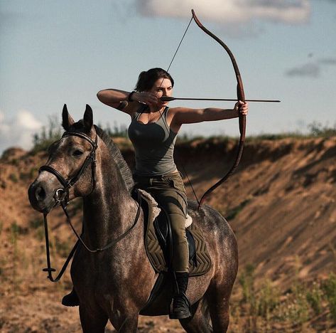 Bow And Arrow Girl, Archery Photography, Archery Poses, Archery Aesthetic, Woman Archer, Horse Archer, Horse Archery, Archery Women, Mounted Archery