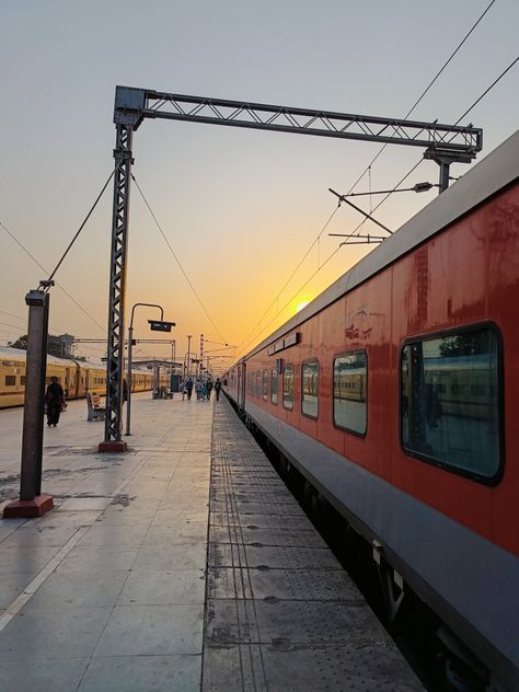 Varanasi Railway Station, Morning Train Snap, Mahadev Photography, Ac Train, Instagram Story Travel, Train Snap, Train Pic, Janmashtami Photos, Train Wallpaper