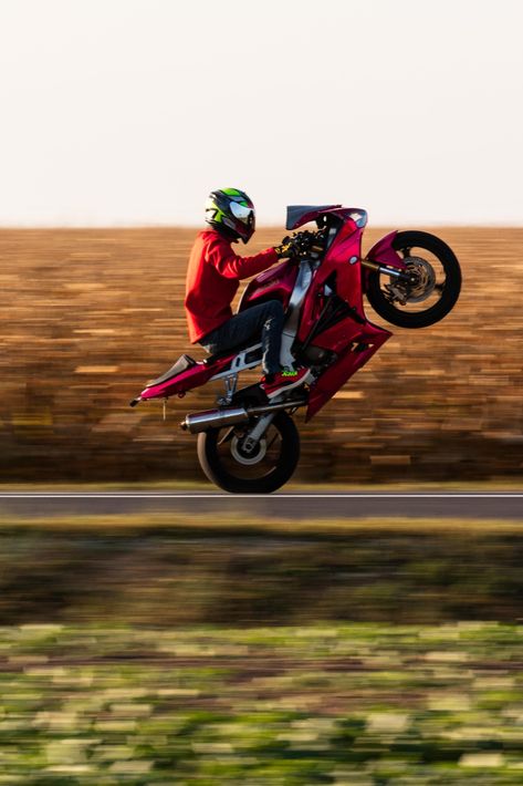 #kawasakizx6r #stunter #stuntbike #wheelies #stunt #wheelie #stock600 #hungarianboy #wheelieboy Wheelie Motorcycle, Motorcycle Wheelie, Stunt Bike, Ferrari World, Kawasaki Zx6r, City Bike, Reference Photos, Bike Life, Electric Bike