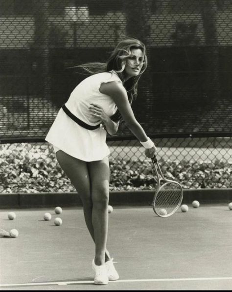 Woman playing tennis Hannie Caulder, Classy Old Money, Terry O Neill, Tennis Aesthetic, Tennis Life, Playing Tennis, Tennis Tournaments, Clubbing Aesthetic, Vintage Tennis