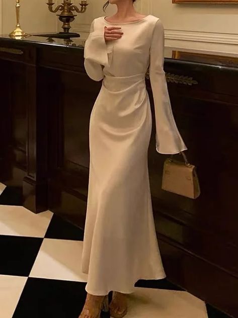 Evening Midi Dresses Elegant, Prom Dress W Sleeves, Bodycon Dresses Long, Elegant Winter Dresses Classy, Guest Wedding Dress Winter, Powerful Dresses, Modest Party Outfit, Modest Graduation Dress, Elegant Outfit Dress