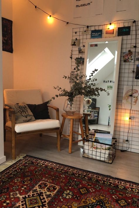 Diese wunderschöne und kreative Lese-Ecke lädt zum ChillenRelaxen und Lesen ein wggesuchtde wgzimmer studentenzimmer jugendzimmer wggesucht flatshare sessel leseecke kreativ dekorativ dekoration decor deko teppich muster perserteppich pflanze plants eukalyptus lichterkette spiegel accessoires stuttgart Dekorasi Kamar Tidur, Cozy Room Decor, Maximalism, Decoration Inspiration, Room Makeover Inspiration, Apartment Inspiration, Cozy Room, Room Inspiration Bedroom, Room Ideas Bedroom