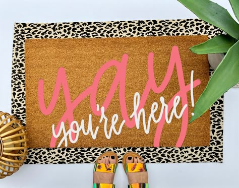 Painted Door Mat Ideas, Girly Airbnb, Diy Doormat Paint, Doormat Ideas Funny, Coir Doormat Diy, Layered Front Door Mats, Welcome Mat Ideas, Cute Door Hangers, Cute Welcome Mat