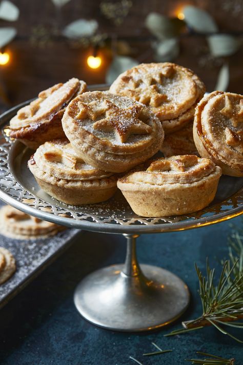 A metal cake stand with a pile of golden mince pies with star shapes on their lids Mince Pie Pastry, Mince Pies Recipe, Mince Pie Recipe, Mince Pies Christmas, Pie Pastry, Christmas Biscuits, Mince Pie, Perfect Pies, Mince Pies