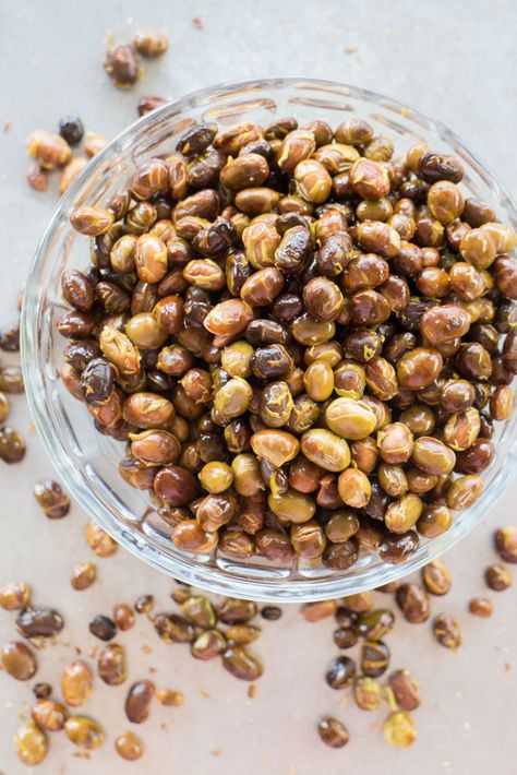 Roasted Salted Soybeans recipe using fresh soybeans. These are perfect for healthy snacking! Soybean Recipe, Healthy Baked Snacks, Roasted Soybeans, Yummy Healthy Snacks, Homemade Snacks, Healthy Eating Recipes, Bean Recipes, Vegan Snacks, Healthy Baking