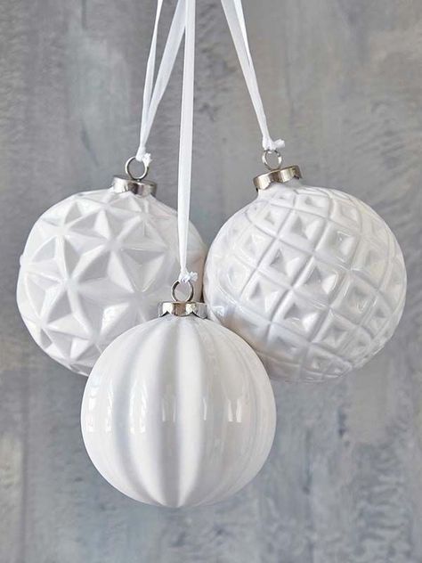 White Bauble Christmas Ornaments  #Christmasdecor #Christmas #white #whitechristmas #decorhomeideas Natal, Snow White Christmas, White Christmas Decorations, Wonderland Decorations, White Baubles, White Ornaments, White Christmas Decor, Christmas White, Christmas Mood