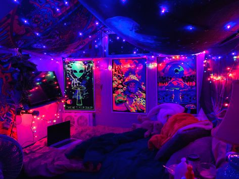 Cool Led Room Ideas, Room Decor Ideas Tapestry, Cool Tapestry Bedroom, Room Ideas Vibe, Uv Light Room, Black Light Bedroom, Bedroom With Tapestry, Tapestry Room Aesthetic, Room Ideas Aesthetic Tapestry