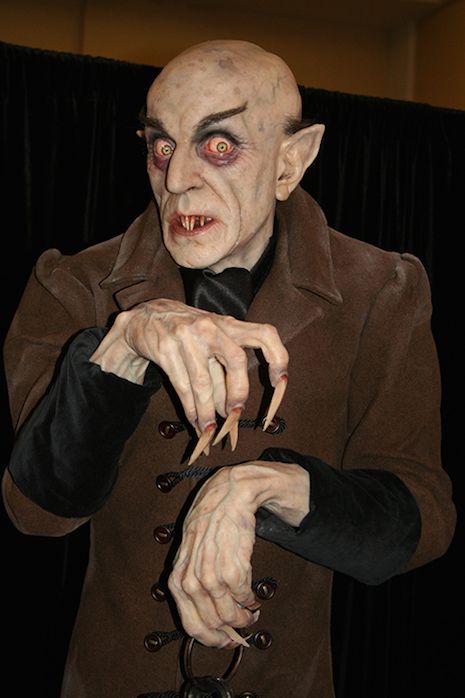 Life-sized sculpture of Nosferatu by master sculptor Mike Hill Count Orlok, Max Schreck, Classic Monster Movies, Lon Chaney, Monster Squad, Bela Lugosi, 3d Figures, Film Horror, Famous Monsters