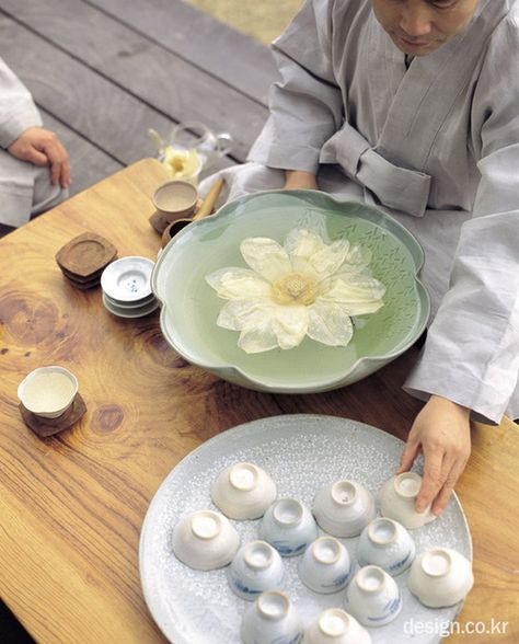 A Buddhist monk preparing white lotus tea at Yeongpyeongsa Temple in South Korea. Essen, Lotus Flower Tea, Korean Tea, Lotus Tea, White Lotus Flower, Asian Tea, Pu Erh, Tea Culture, White Lotus