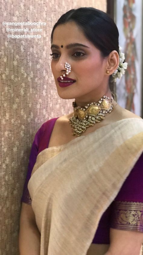 Priya Bapat..Love the simple saree look and jewellery! 💜 Black Saree Look Traditional Marathi, Mismatch Blouse And Saree, Navari Look Simple, Priya Bapat In Saree, Traditional Marathi Saree Look, Marathi Sadi Look Simple, Simple Marathi Look, Simple Maharashtrian Look, Maharashtrian Saree Look Simple