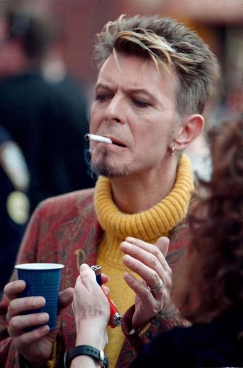 Crayon Jones on Twitter: "I wish I was as prepared for anything as this person with two cigarette lighters just in case David Bowie asked for a light was… https://t.co/5feIRGAGl8" Bowie Earthling, David Bowie Earthling, Labyrinth David Bowie, Marguerite Duras, Man Who Fell To Earth, Goblin King, Major Tom, Stratford Upon Avon, Lou Reed