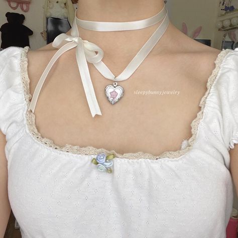 Estilo Coquette, Pretty Jewelry Necklaces, Lace Heart, Ribbon Necklace, Funky Jewelry, Girly Jewelry, Dream Jewelry, Jewelry Inspo, Pretty Jewellery