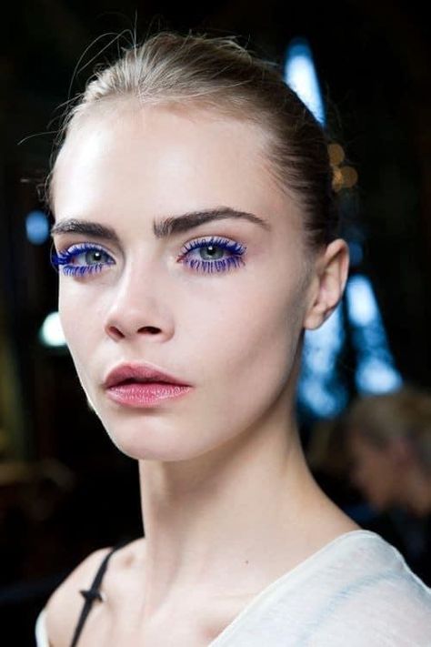 Makeup Runway, Make Up Color, Summer Makeup Trends, Colored Mascara, Blue Mascara, Beauty Crush, Runway Makeup, Smink Inspiration, Makeup Mascara