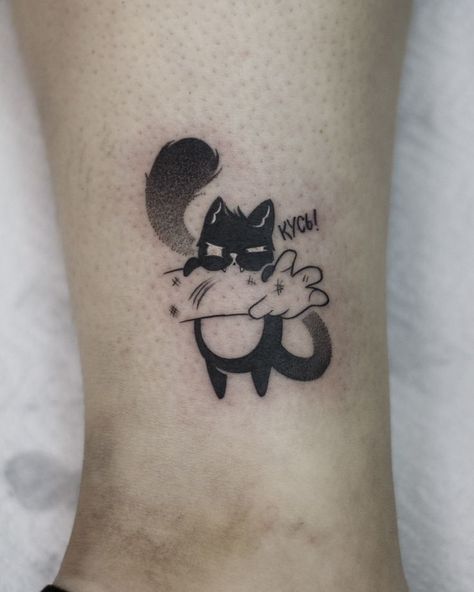 angry black kitty tattoo on leg, small cute tattoo Angry Cat Tattoo, Tiny Cat Tattoo, Tattoo On Leg, Kitty Tattoo, Cute Tattoo, Black Kitty, Tiny Cats, Tattoo Portfolio, Angry Cat