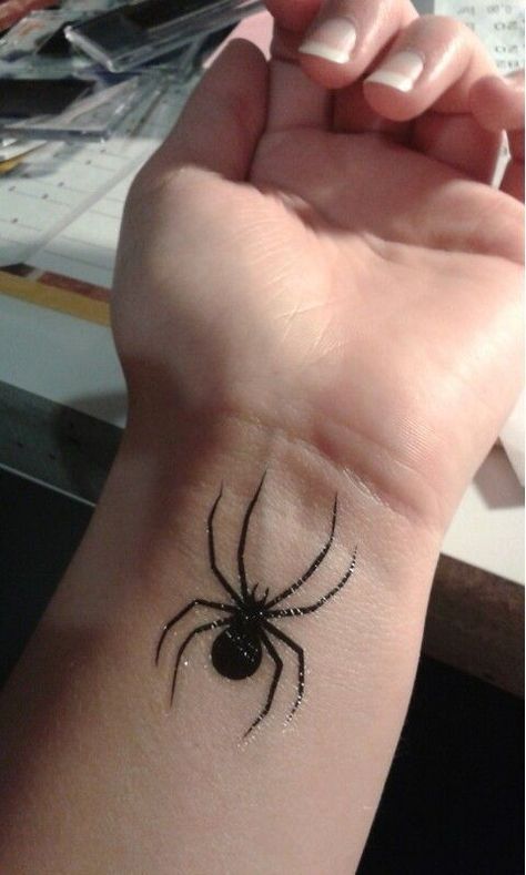 Spider Tattoo For Women Hand, Pen Drawing On Skin Tattoo Ideas, Spider Drawing On Hand, Hand Drawings On Hand With Pen Y2k, Spider Tattoo Hand, Cool Hand Drawings, Spider On Hand, Hand Drawings On Hand With Pen, Funky Tattoo Ideas