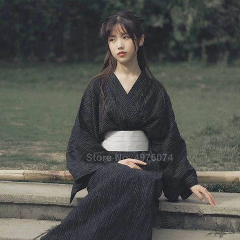 Kimono Outfit Japanese, Black Kimono Dress, Yukata Women, Samurai Clothing, Moda Kimono, Japanese Yukata, Japanese Traditional Clothing, Traditional Japanese Kimono, Kimono Japan