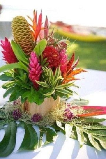 arreglos florales tropicales sencillo Stunning Floral Arrangements, Tropical Floral Design, Ginger Flower Arrangement, Tropical Centerpieces Wedding, Tropical Floral Centerpieces, Luau Centerpieces, Tropical Wedding Centerpieces, Baby Pineapple, Flowers Exotic