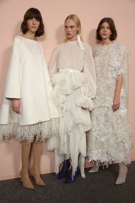 Givenchy 2020, Givenchy Haute Couture, Givenchy Couture, Wedding Dress Bustle, Summer Runway, Luxurious Dresses, Couture Mode, Behind The Scene, White Dresses