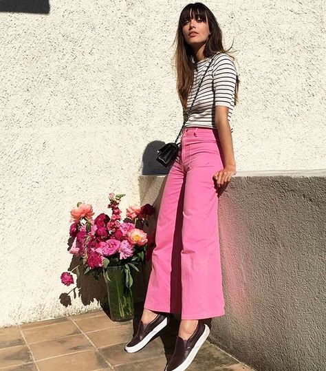 What All the Cool French Girls Are Wearing on Instagram, in 10 Perfect Outfits Pink Trousers Outfit, Pink Jeans Outfit, Louise Follain, Pink Pants Outfit, French Outfits, Jeans Rosa, Parisian Outfits, Look Rose, Pink Trousers