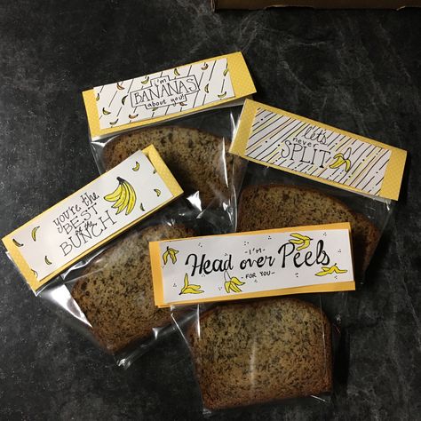 Banana Bread Presentation Gift Ideas, Banana Bread Packaging Ideas Bake Sale, Banana Bread Gift Ideas Packaging, Banana Cake Packaging Ideas, Banana Cake Packaging, Banana Bread Packaging Ideas, Packaging Banana Bread, Banana Loaf Packaging Ideas, Banana Bread Slice Packaging