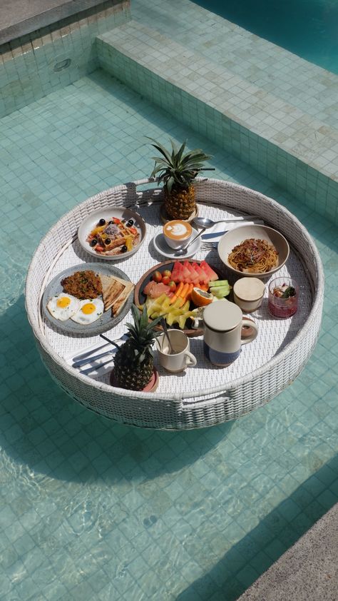 Floating Floating Food Tray For Pool, Floating Breakfast Aesthetic, Floating Brunch, Floating Breakfast, Breakfast On The Beach, Wedding Pool Party, Healthy And Unhealthy Food, Cocktail Maker, Brunch Cafe