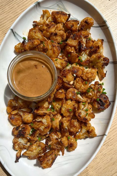 Erewhon Meals, Buffalo Cauliflower Recipes, Vegan Buffalo Cauliflower, Cauliflower Recipe, Buffalo Cauliflower, Baked Cauliflower, Healthy Recipies, Buffalo Wings, Whole Foods Market