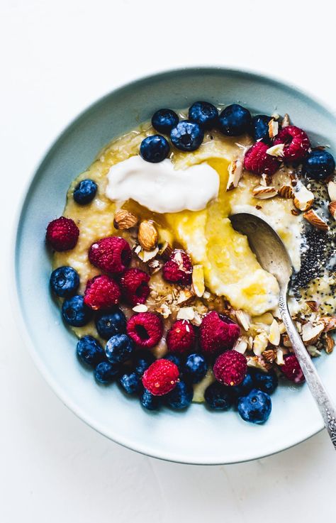 Creamy Cornmeal Porridge with Berries and Honey Cornmeal Breakfast, Breakfast Polenta, Grits Breakfast, Polenta Recipe, Polenta Recipes, Gluten Free Breakfast, Creamy Polenta, Overnight Oat, Breakfast And Brunch