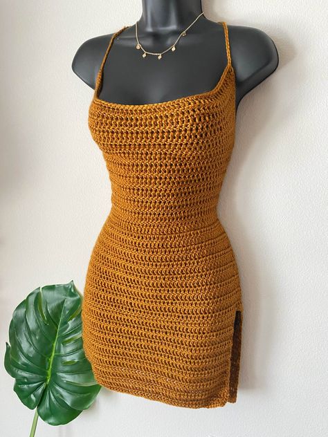 Crocheted Dresses, Crochet Halter Dress, Crochet Outfits, Crochet Women, Crochet Top Outfit, Crocheted Dress, Crocheting Ideas, Mode Crochet, Crochet Clothing And Accessories