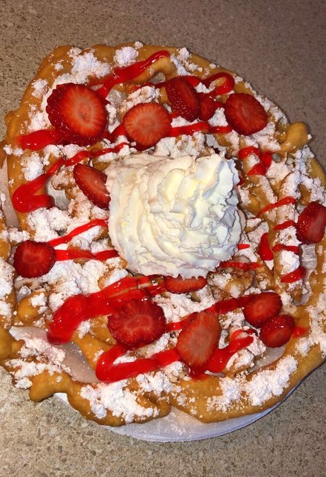 Essen, Funnel Cake Aesthetic, Funnel Cake Ideas, Strawberry Funnel Cake, Funnel Cake Recipe, Funnel Cakes, Carnival Food, Cake Strawberry, Junk Food Snacks