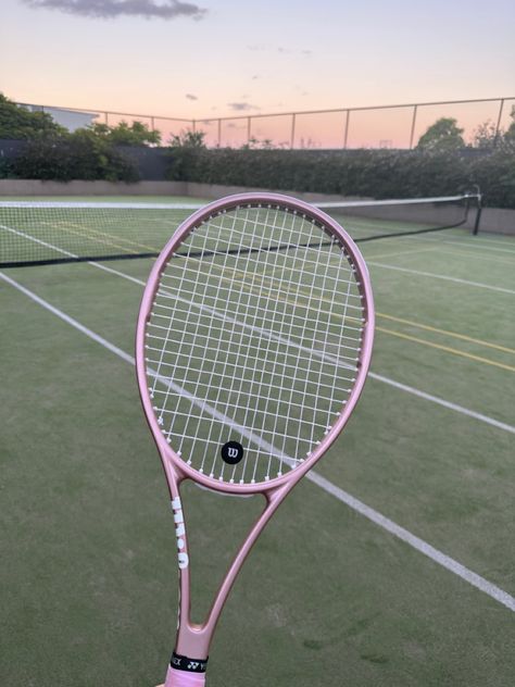 Pink Tennis Racket Aesthetic, Girly Tennis Aesthetic, Tennis Pink Aesthetic, Aesthetic Tennis Racket, Pink Tennis Court, Cute Tennis Racket, Pink Tennis Aesthetic, Tenis Aesthetic Sport, Tennis Racket Aesthetic