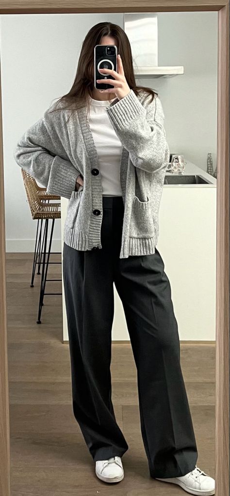 Pleated Trousers Outfit Winter, Uniqlo Fashion Women, Uniqlo Autumn Outfit, Black Pleated Trousers Outfit, Uniqlo Trousers Outfit, Uniqlo Wide Leg Pants Outfit, Wide Leg Grey Pants Outfit, Uniqlo Winter Outfit Women, Uniqlo Wide Pleated Pants