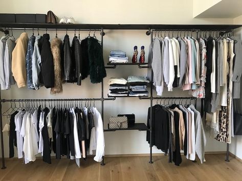 How to clean up, organise and keep your closet clutter-free for the ne – rackbuddy.com Inspiration Dressing, Open Dressing, Closet Clutter, Walking Closet, Open Wardrobe, Wardrobe Organisation, Open Closet, Wardrobe Solutions, Wardrobe Room