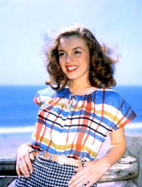 Marilyn Monroe, age 19 - 1946 Marilyn Monroe, Tie Dye, Make Up Inspo, Vintage Beauty, Dyed Tops, Beauty Inspiration, Tie Dye Top, The Beach, A Woman