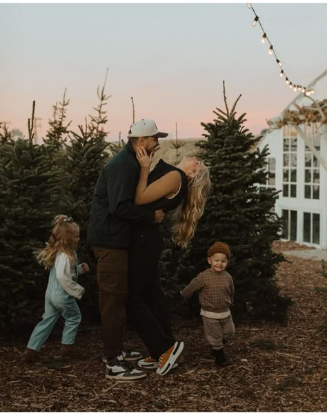 Christmas Tree Photoshoot, Christmas Tree Farm Pictures, Tree Farm Pictures, Farm Instagram, Tree Farm Photo Shoot, Christmas Tree Farm Photo Shoot, Tree Farm Mini Session, Christmas Photography Family, Christmas Tree Farm Photos