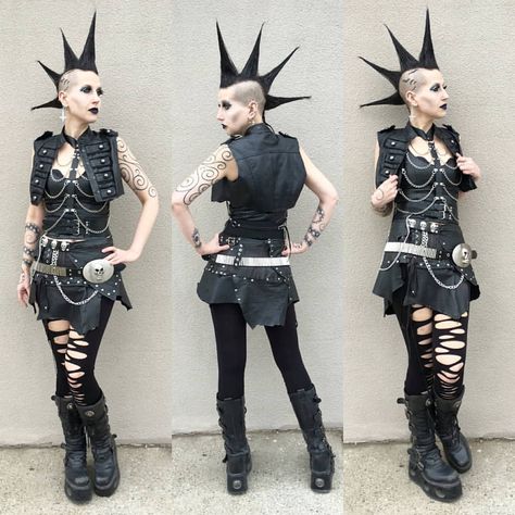 Liberty Spikes Mohawk, Liberty Spikes Girl, Madame Absinthe, 2000s Punk Aesthetic, Liberty Spikes, Punk Goth Fashion, Deathrock Fashion, Female Punk, New Rocks