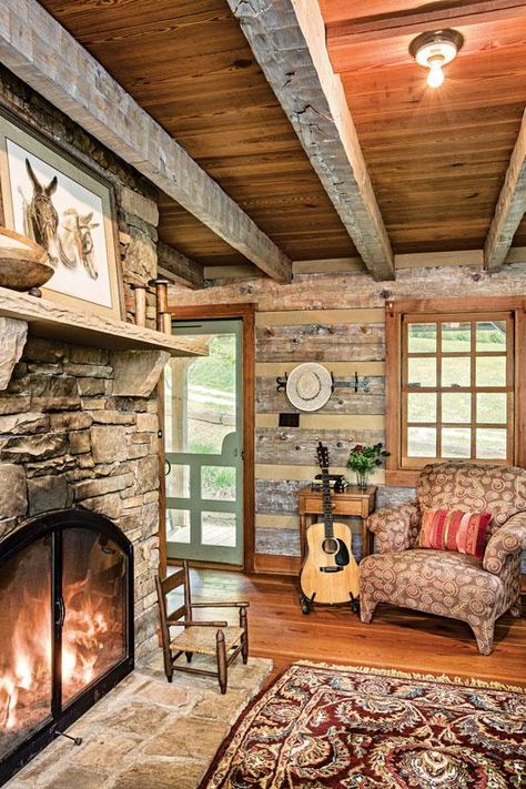 Log Cabin Homes Interior, Rustic Cabin Interior, Cabin Homes Interior, Casas Country, Cabin Style Homes, Cabin Fireplace, Log Cabin Living, Cabin Living Room, Rustic Home Interiors